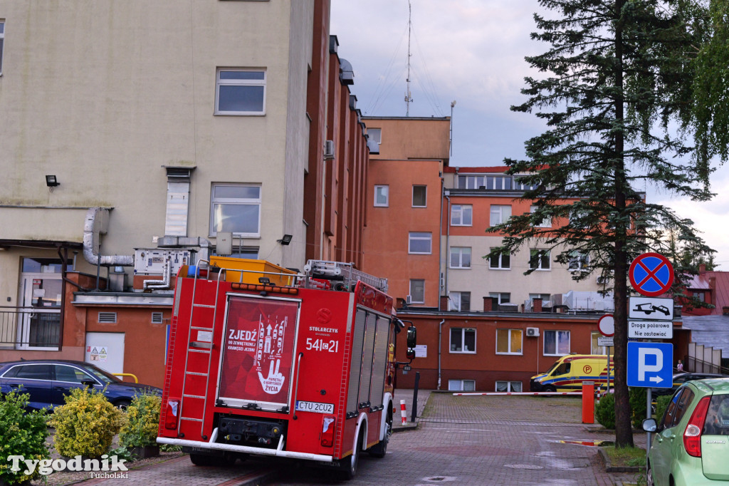 Drzewo powalone na samochody w Tucholi. Skutki poniedziałkowej burzy