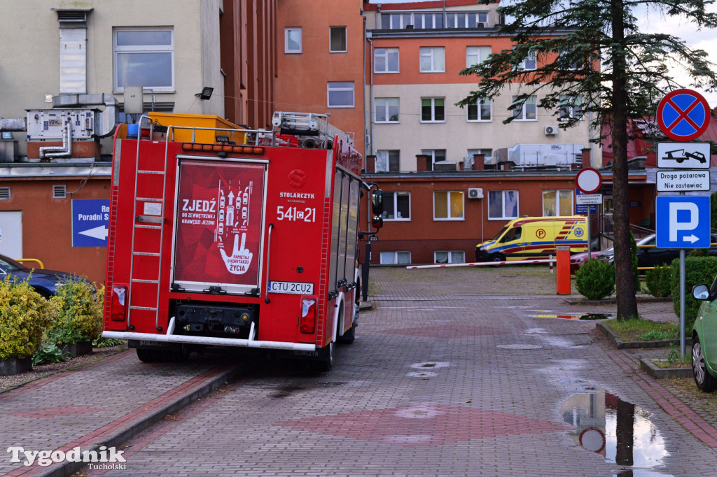 Drzewo powalone na samochody w Tucholi. Skutki poniedziałkowej burzy