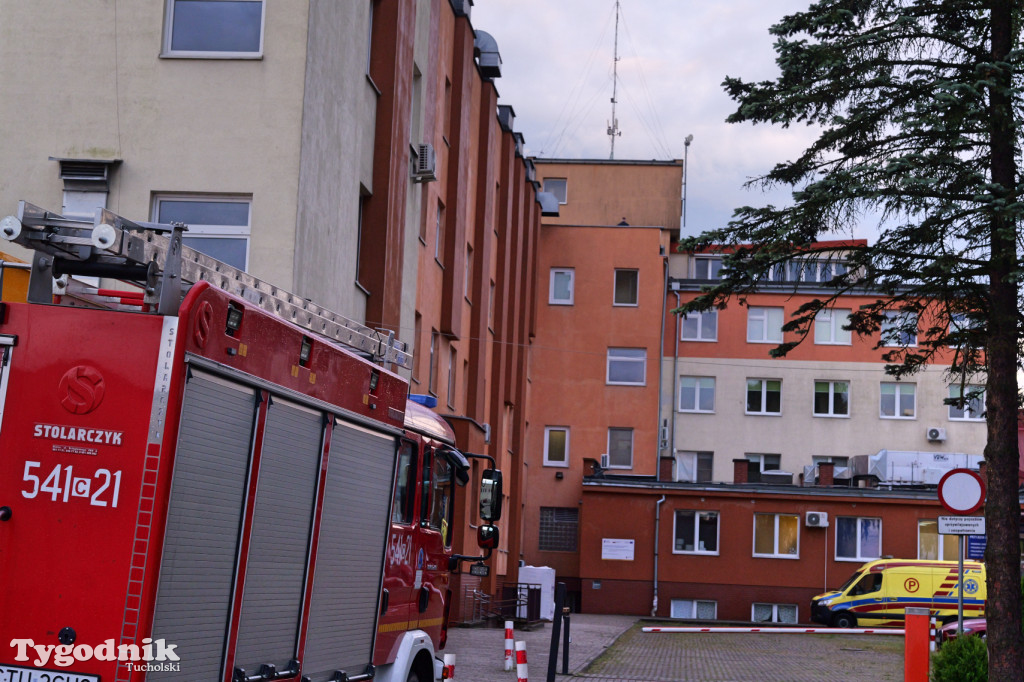 Drzewo powalone na samochody w Tucholi. Skutki poniedziałkowej burzy