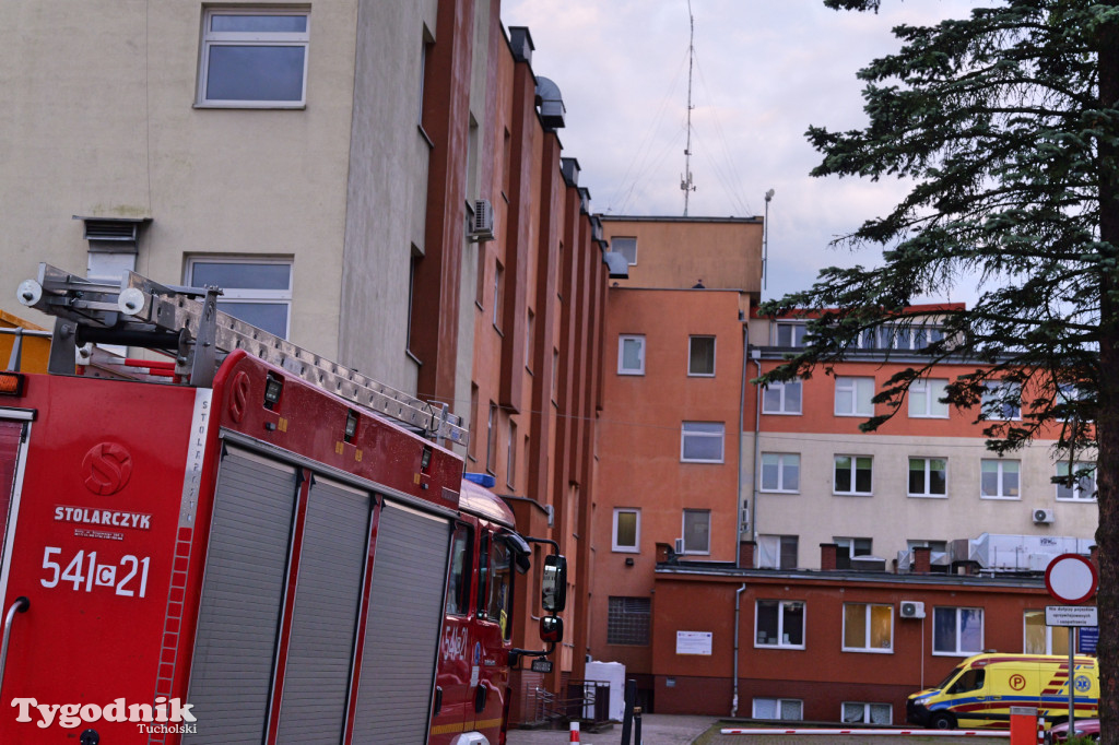 Drzewo powalone na samochody w Tucholi. Skutki poniedziałkowej burzy