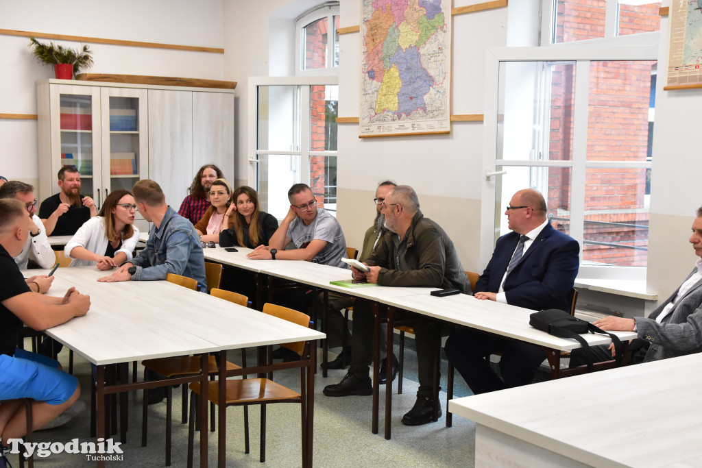 Tuchola: 60-lecie Technikum Leśnego w Tucholi - spotkania z dawnymi wychowawcami i zwiedzanie klas