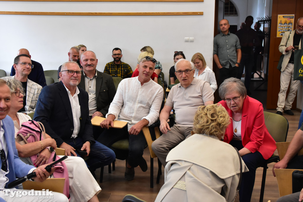 Tuchola: 60-lecie Technikum Leśnego w Tucholi - spotkania z dawnymi wychowawcami i zwiedzanie klas
