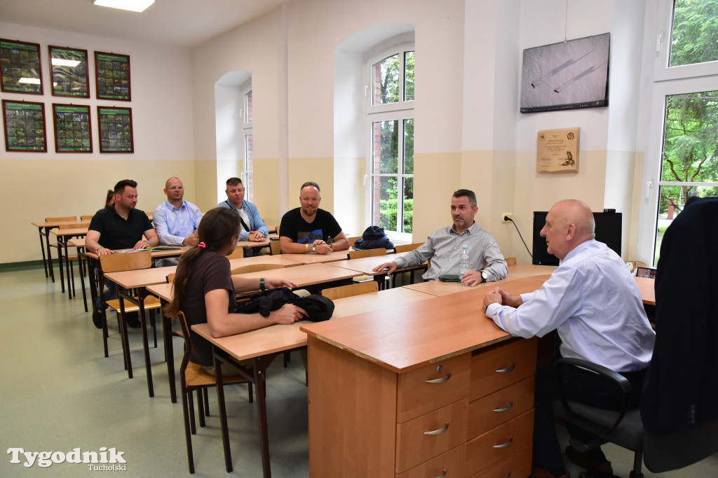 Tuchola: 60-lecie Technikum Leśnego w Tucholi - spotkania z dawnymi wychowawcami i zwiedzanie klas