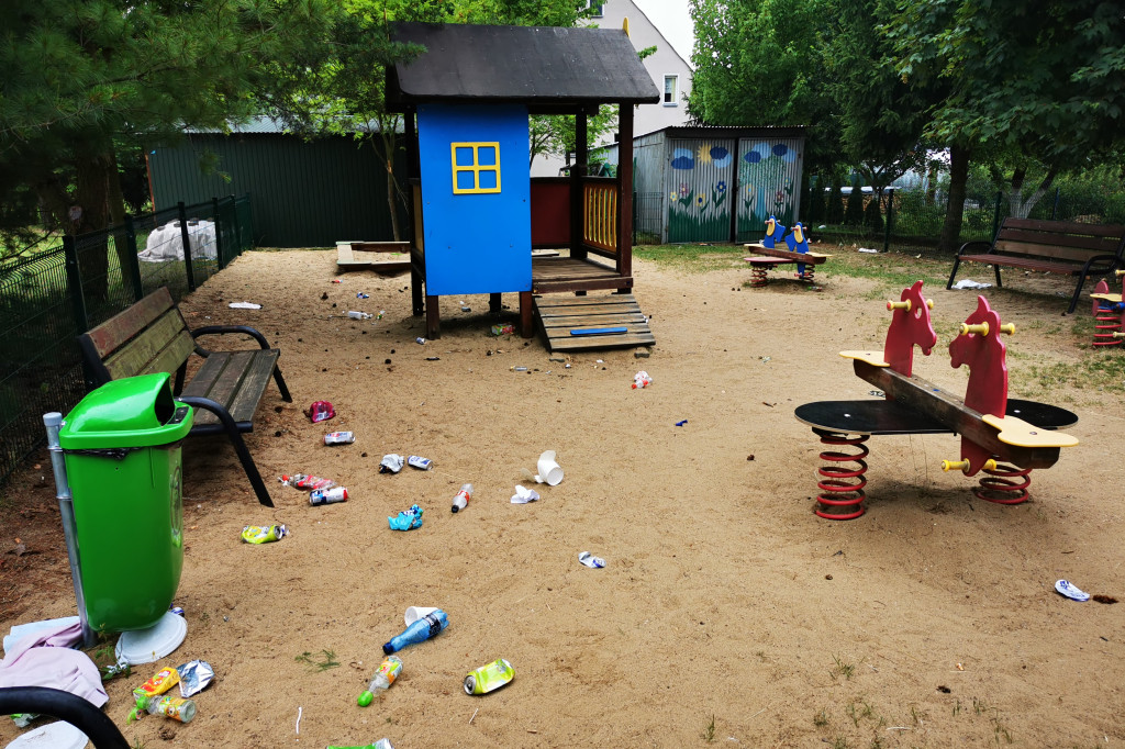 Kolejny akt wandalizmu! Tym razem w Bysławiu... na placu zabaw!