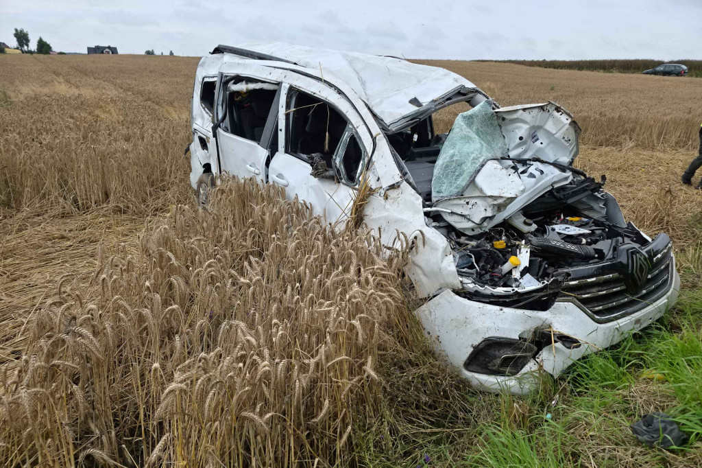 Wypadek na DW240 - 6 osób w samochodzie