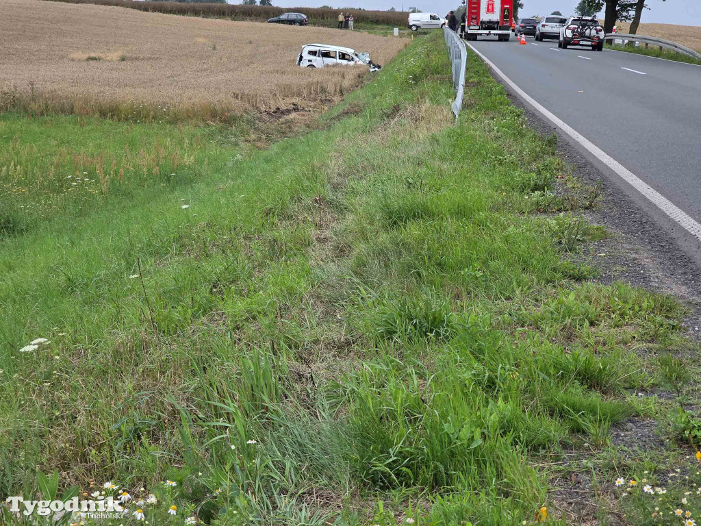 Wypadek na DW240 - 6 osób w samochodzie
