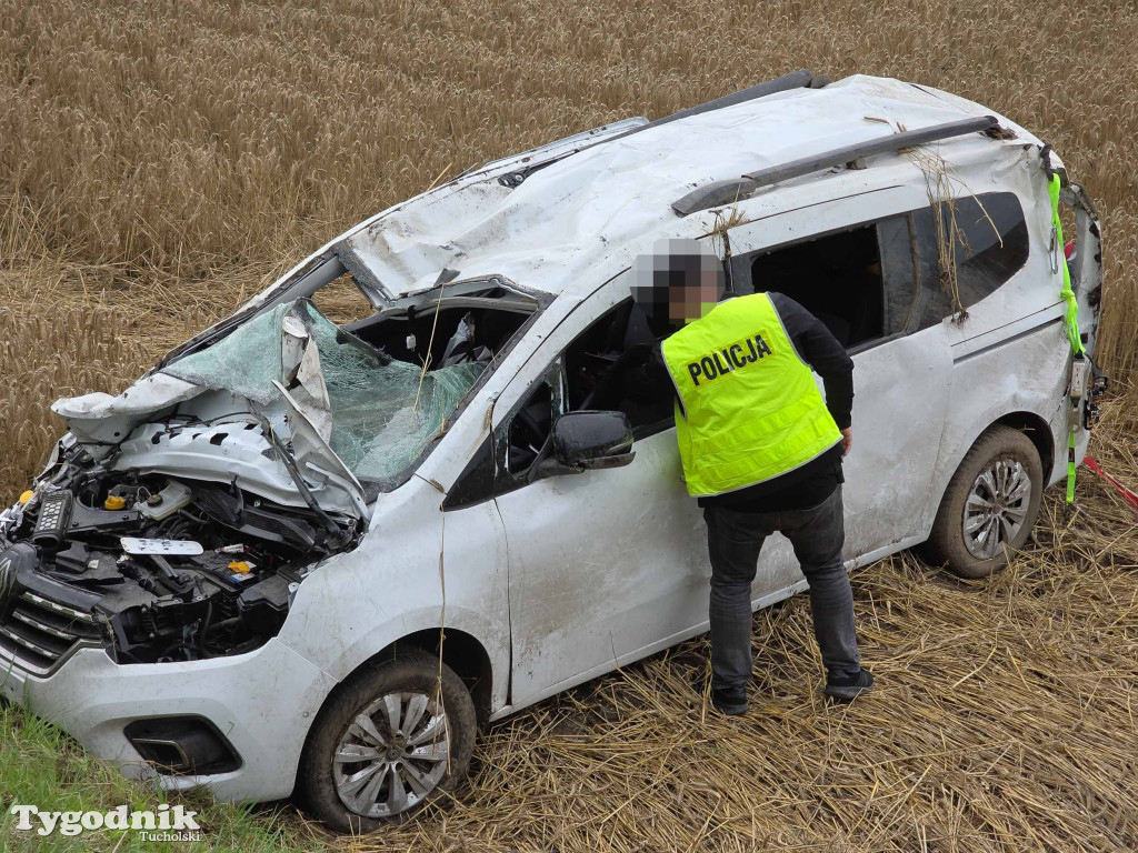 Wypadek na DW240 - 6 osób w samochodzie