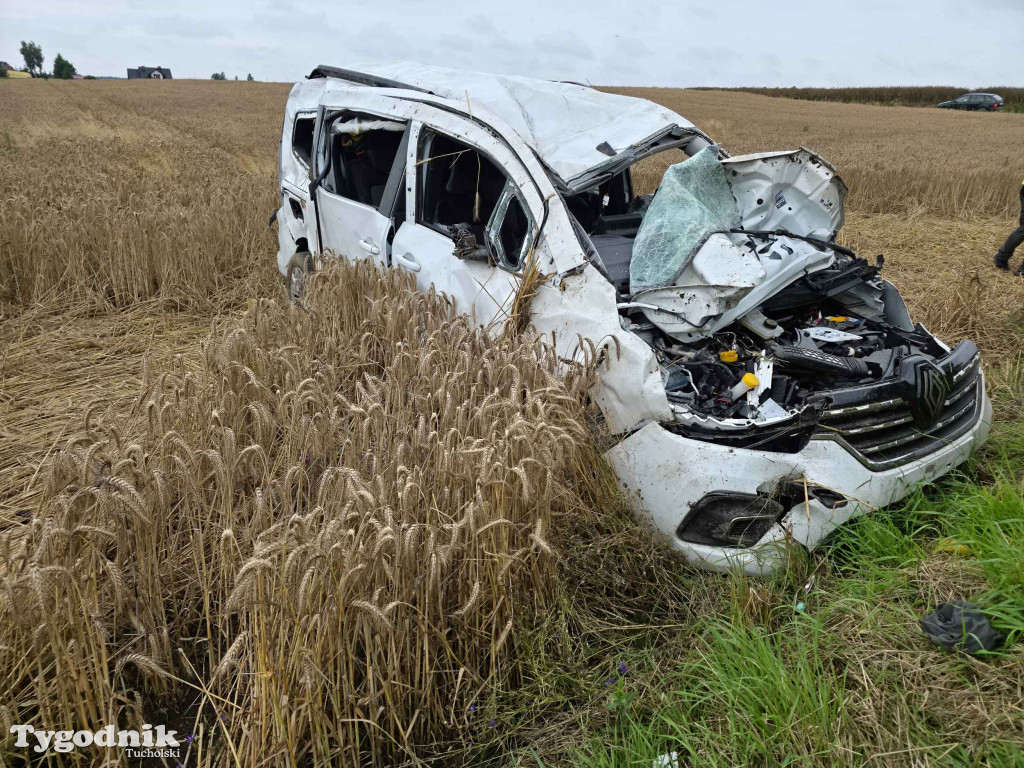 Wypadek na DW240 - 6 osób w samochodzie