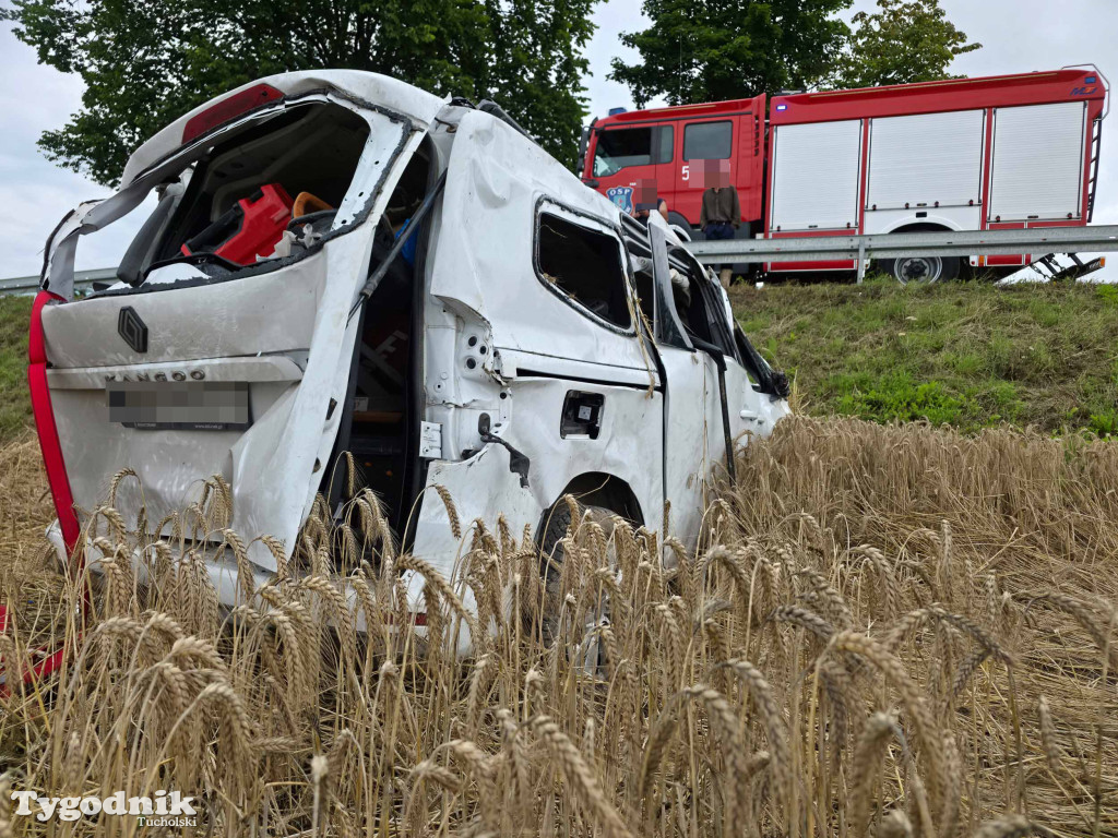 Wypadek na DW240 - 6 osób w samochodzie