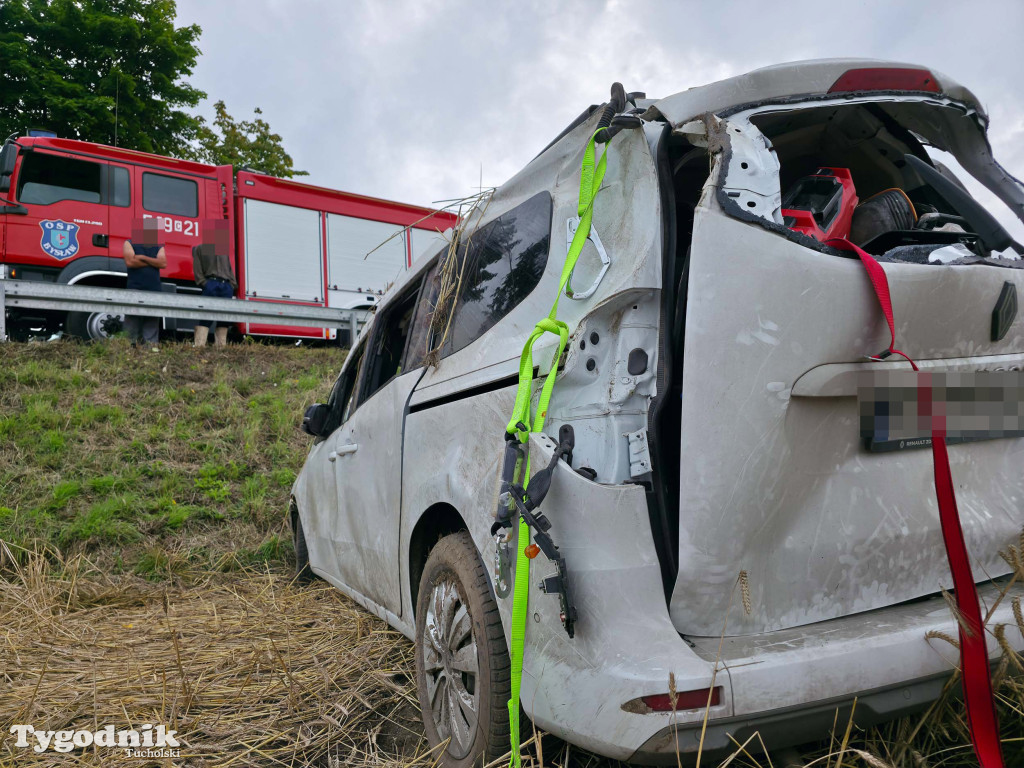 Wypadek na DW240 - 6 osób w samochodzie