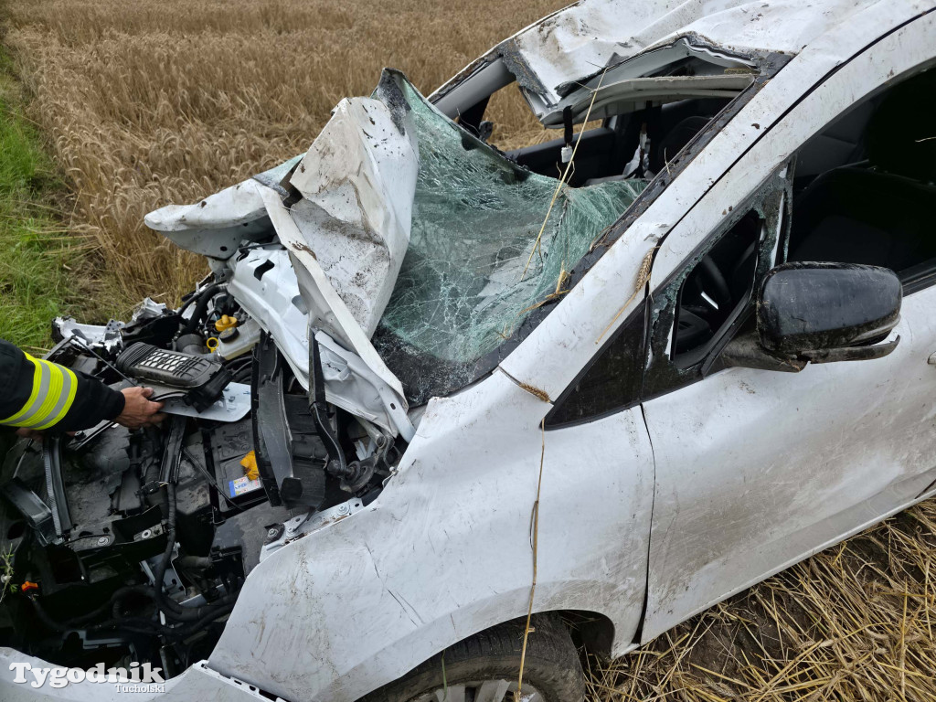 Wypadek na DW240 - 6 osób w samochodzie