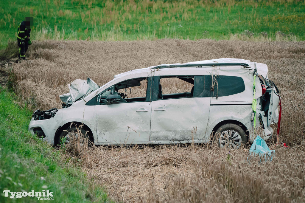 Wypadek na DW240 - 6 osób w samochodzie