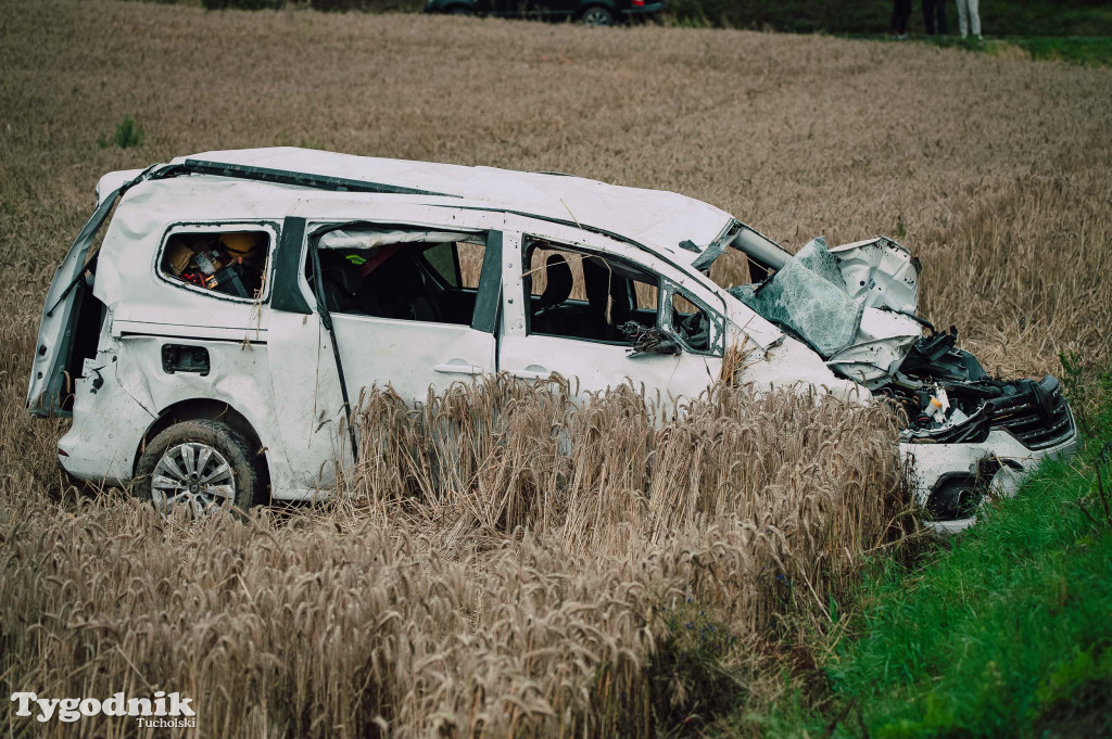 Wypadek na DW240 - 6 osób w samochodzie