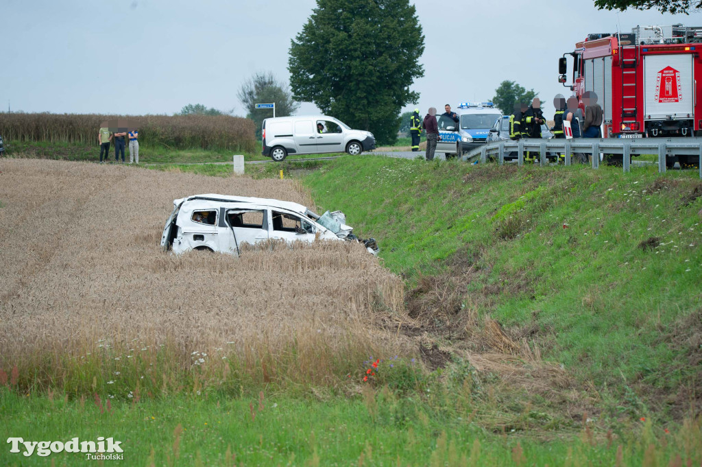 Wypadek na DW240 - 6 osób w samochodzie