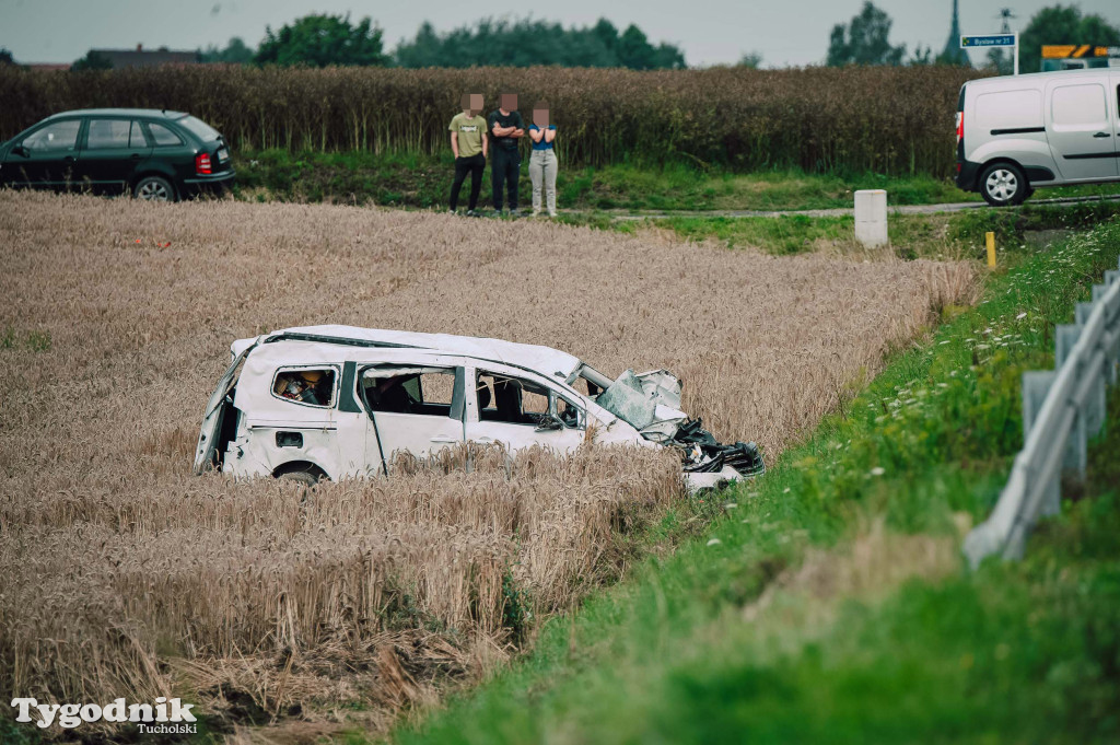 Wypadek na DW240 - 6 osób w samochodzie