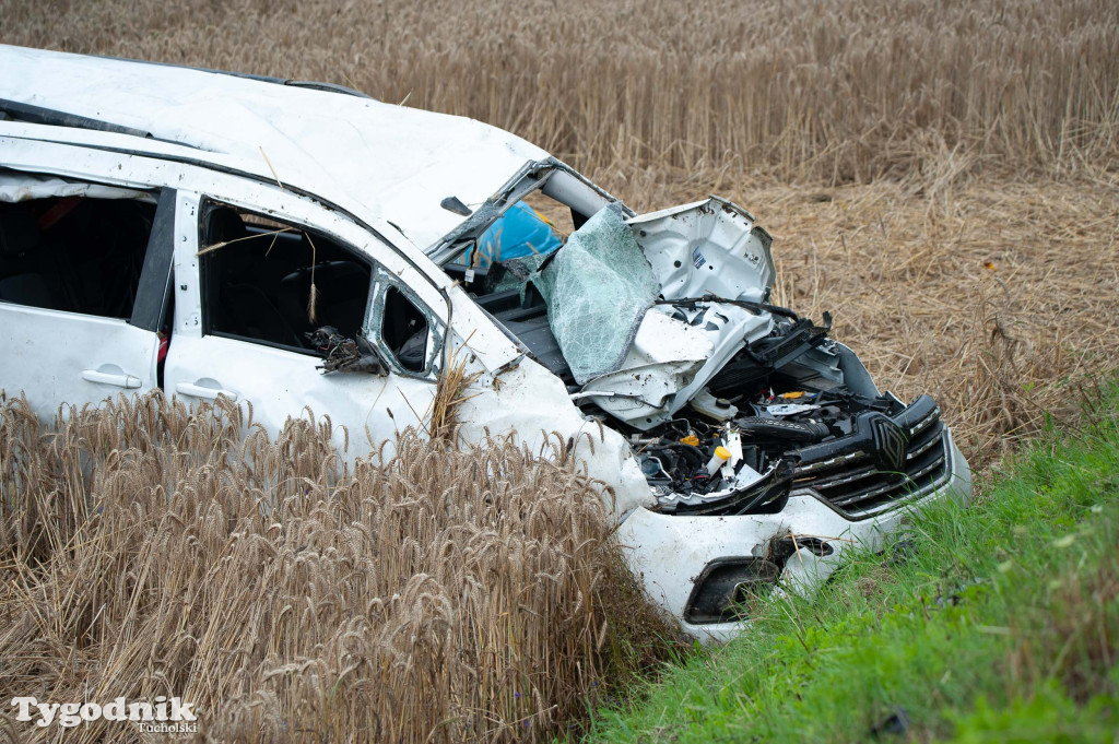 Wypadek na DW240 - 6 osób w samochodzie
