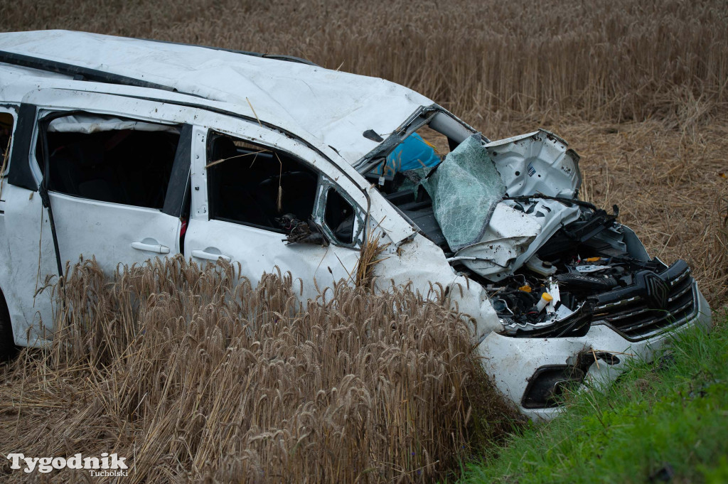 Wypadek na DW240 - 6 osób w samochodzie