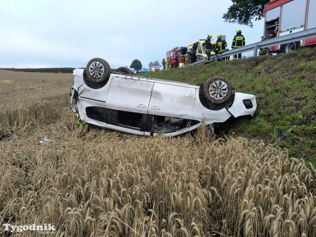 Wypadek na DW240 - 6 osób w samochodzie