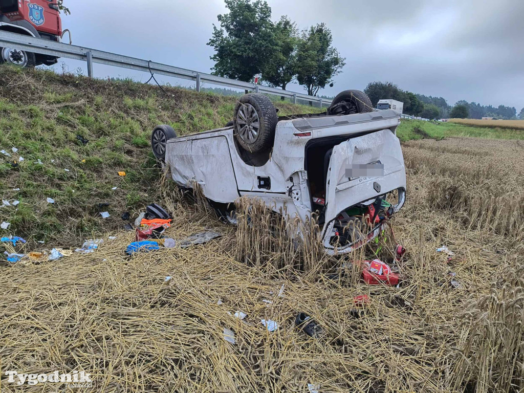 Wypadek na DW240 - 6 osób w samochodzie