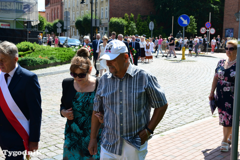 Święto patronki Tucholi / W KOŚCIELE i PRZED POMNIKIEM