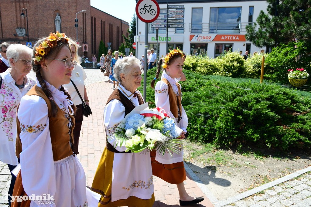 Święto patronki Tucholi / W KOŚCIELE i PRZED POMNIKIEM