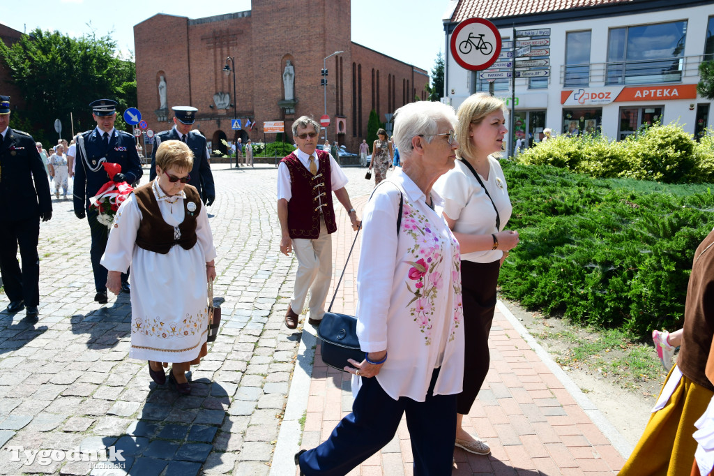 Święto patronki Tucholi / W KOŚCIELE i PRZED POMNIKIEM