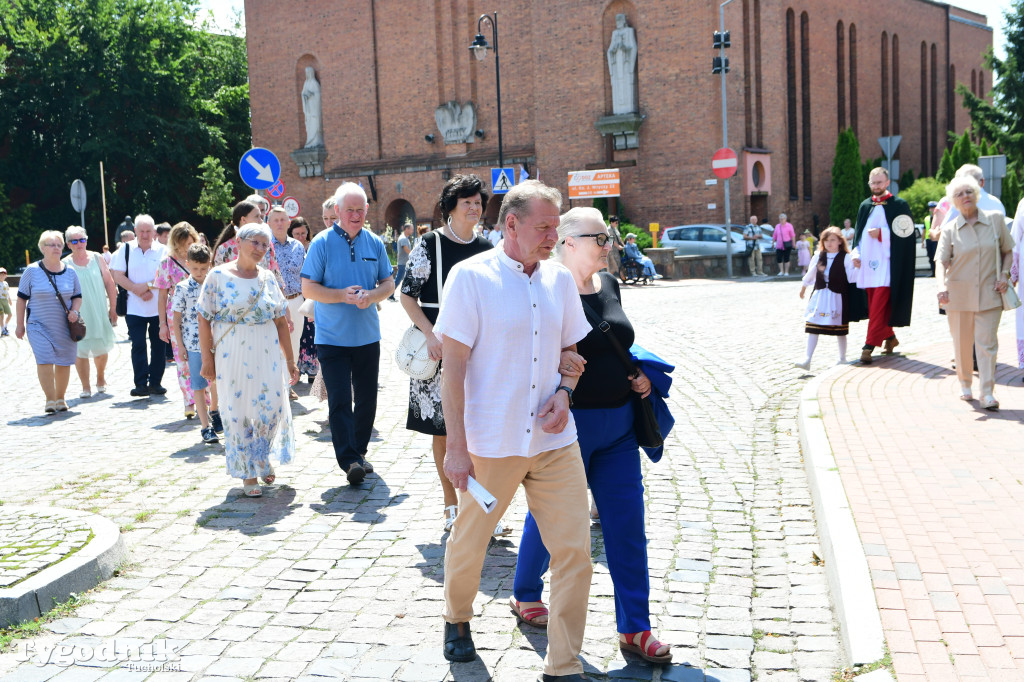 Święto patronki Tucholi / W KOŚCIELE i PRZED POMNIKIEM