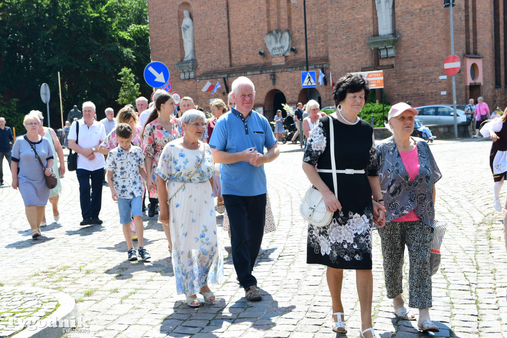 Święto patronki Tucholi / W KOŚCIELE i PRZED POMNIKIEM