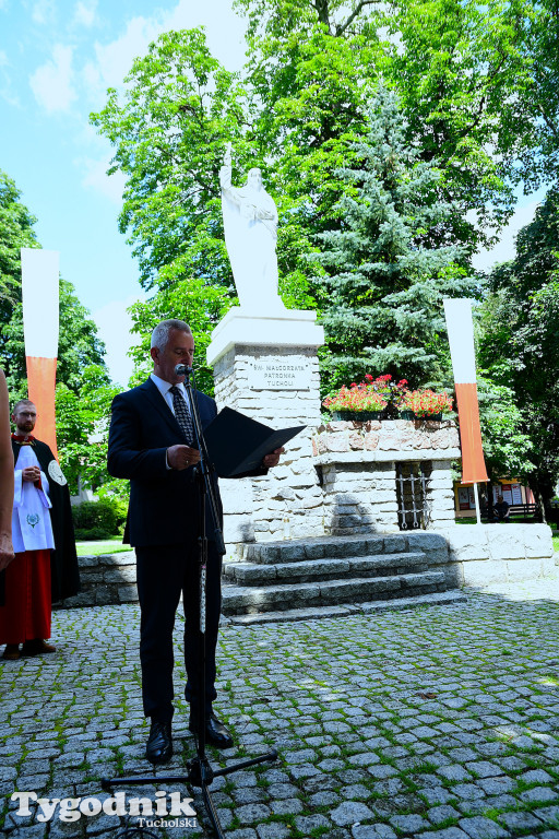Święto patronki Tucholi / W KOŚCIELE i PRZED POMNIKIEM