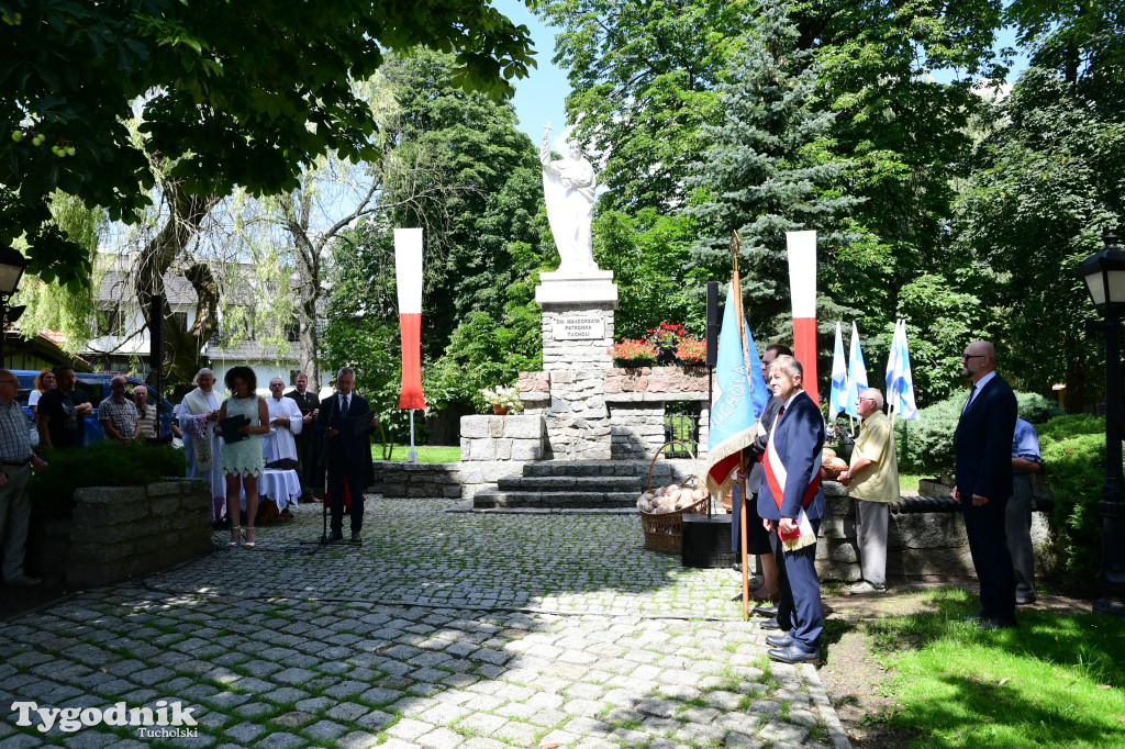 Święto patronki Tucholi / W KOŚCIELE i PRZED POMNIKIEM