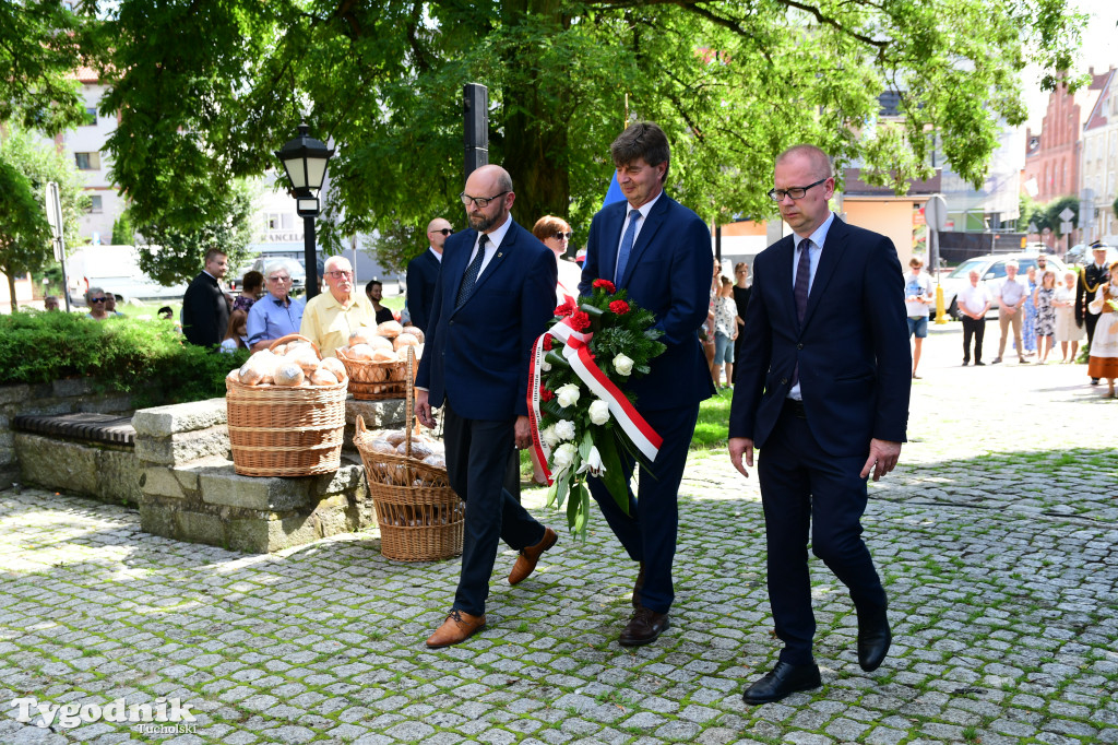 Święto patronki Tucholi / W KOŚCIELE i PRZED POMNIKIEM