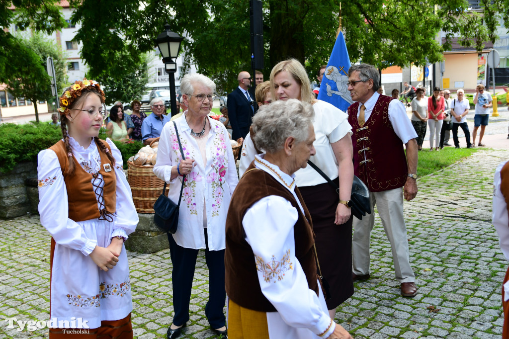 Święto patronki Tucholi / W KOŚCIELE i PRZED POMNIKIEM