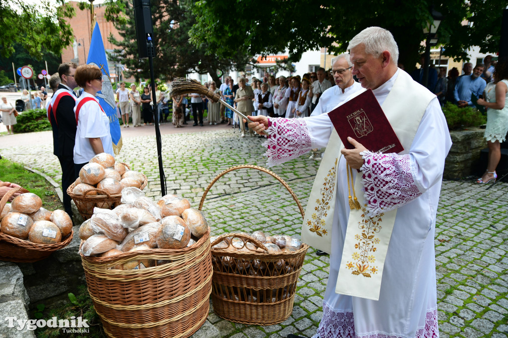 Święto patronki Tucholi / W KOŚCIELE i PRZED POMNIKIEM