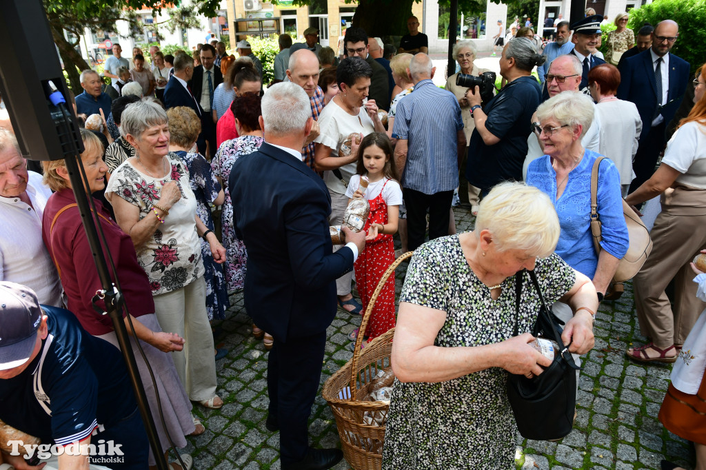 Święto patronki Tucholi / W KOŚCIELE i PRZED POMNIKIEM