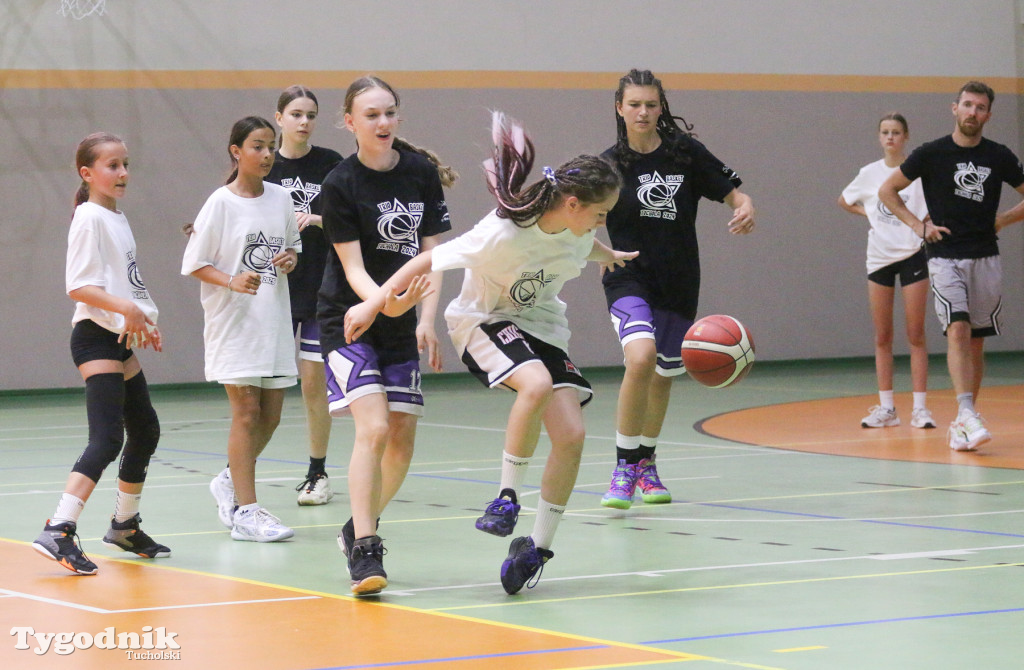Trio Basket w Tucholi - kilka godzin w hali sportowej rządziła koszykówka.