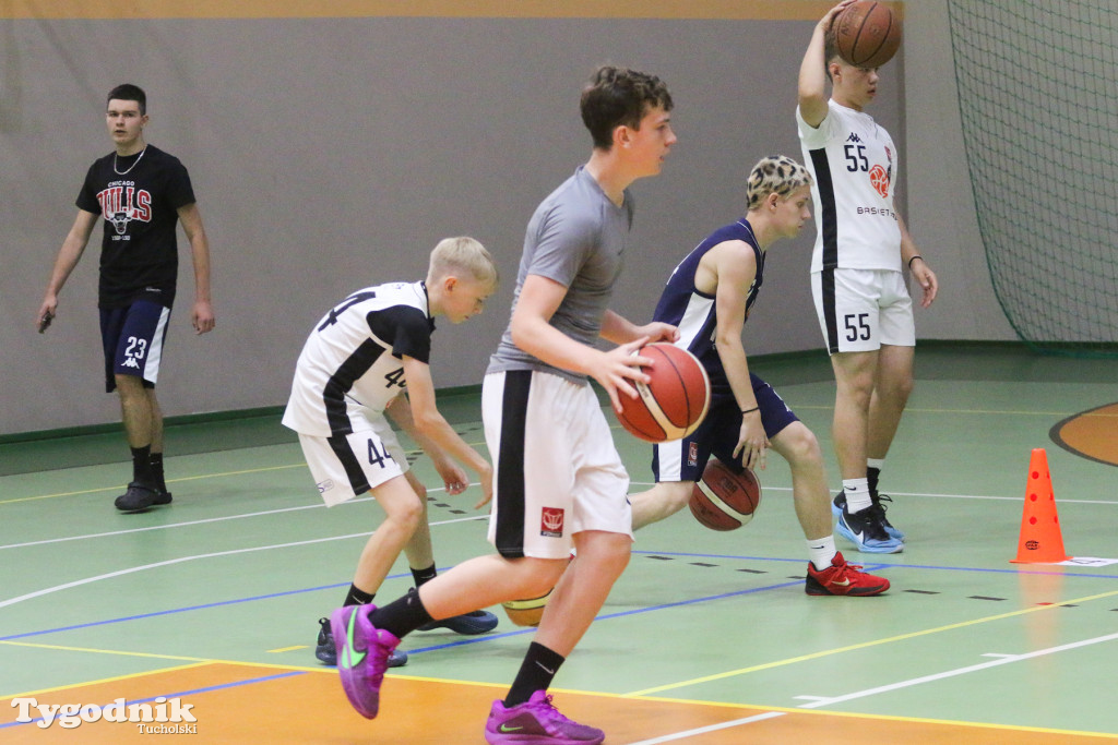 Trio Basket w Tucholi - kilka godzin w hali sportowej rządziła koszykówka.
