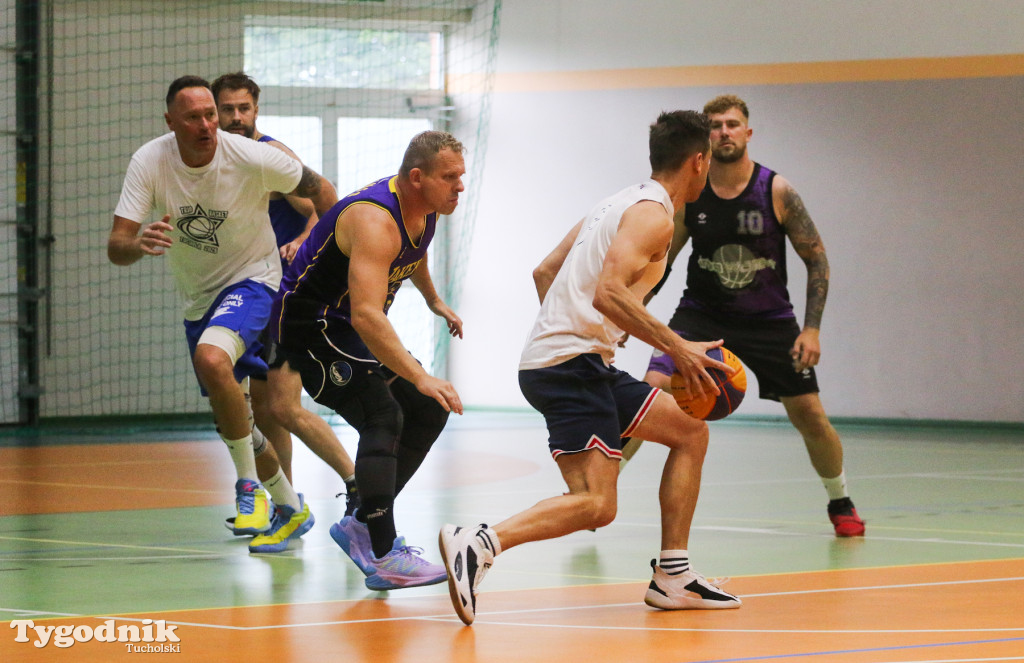 Trio Basket w Tucholi - kilka godzin w hali sportowej rządziła koszykówka.
