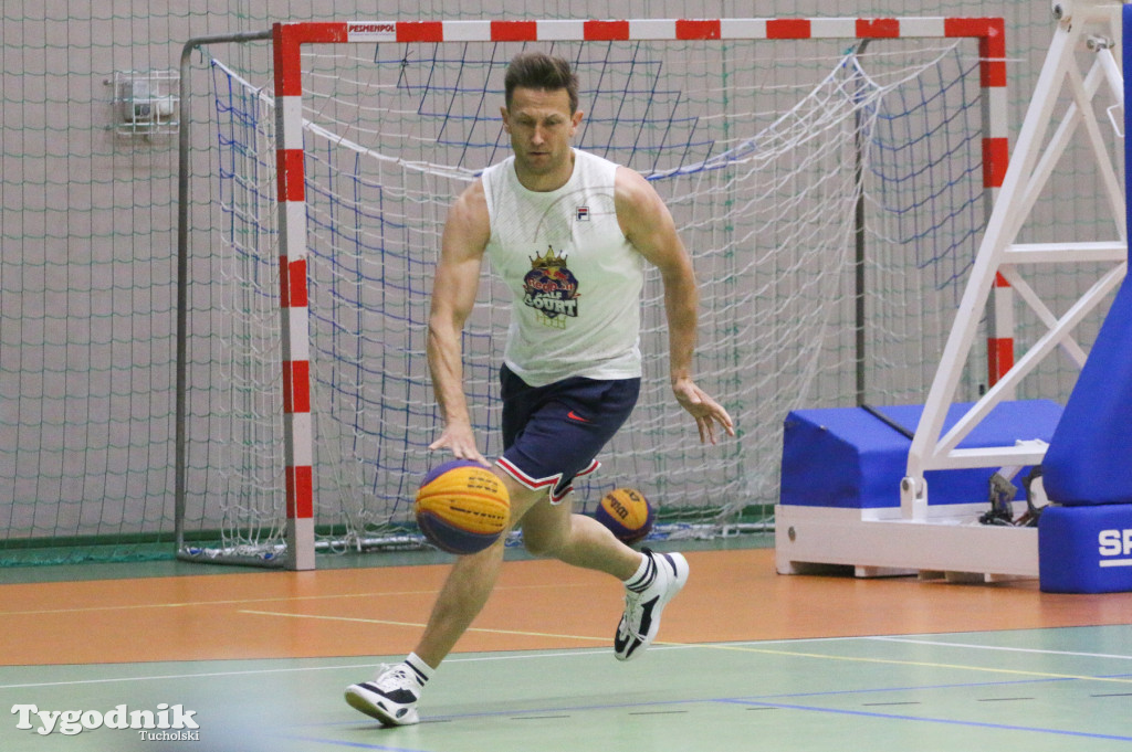 Trio Basket w Tucholi - kilka godzin w hali sportowej rządziła koszykówka.