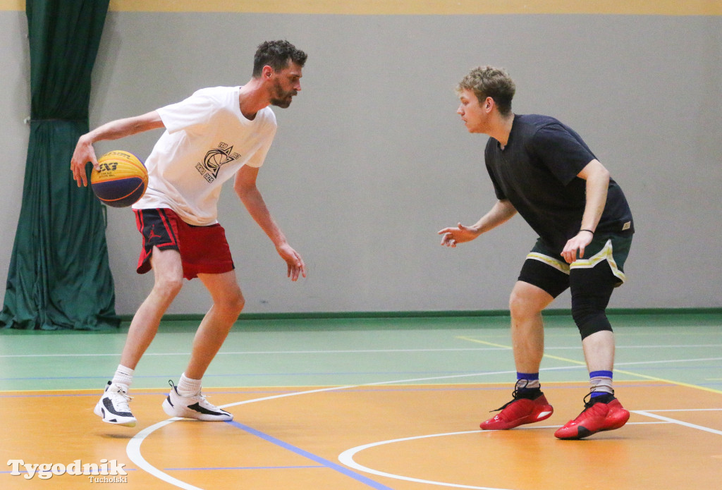 Trio Basket w Tucholi - kilka godzin w hali sportowej rządziła koszykówka.