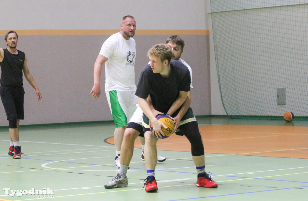 Trio Basket w Tucholi - kilka godzin w hali sportowej rządziła koszykówka.