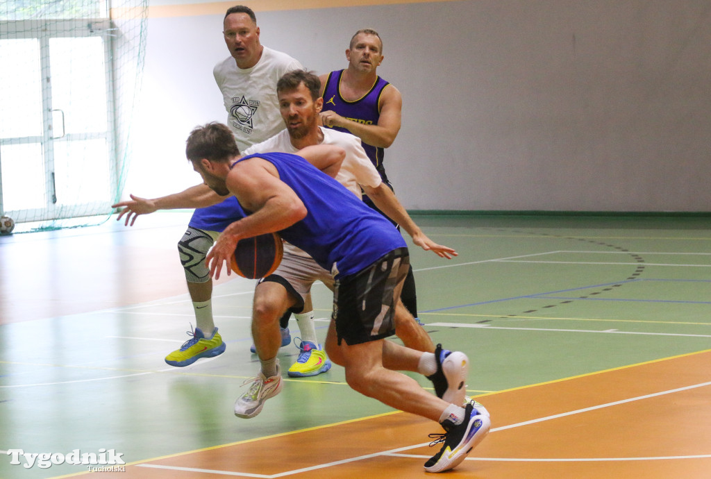 Trio Basket w Tucholi - kilka godzin w hali sportowej rządziła koszykówka.