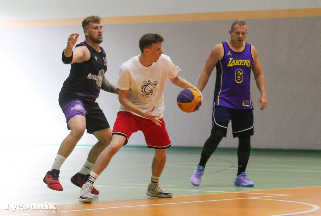 Trio Basket w Tucholi - kilka godzin w hali sportowej rządziła koszykówka.
