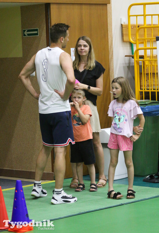 Trio Basket w Tucholi - kilka godzin w hali sportowej rządziła koszykówka.