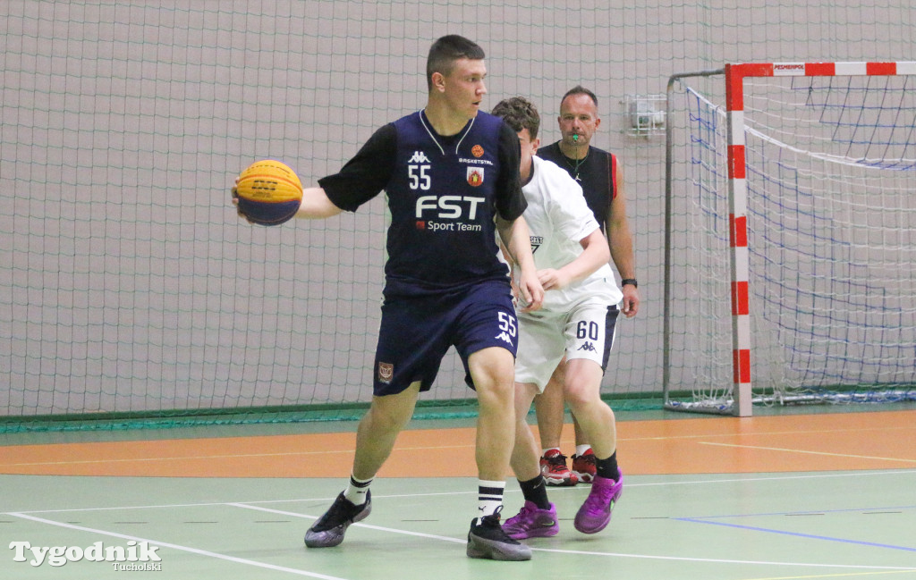 Trio Basket w Tucholi - kilka godzin w hali sportowej rządziła koszykówka.