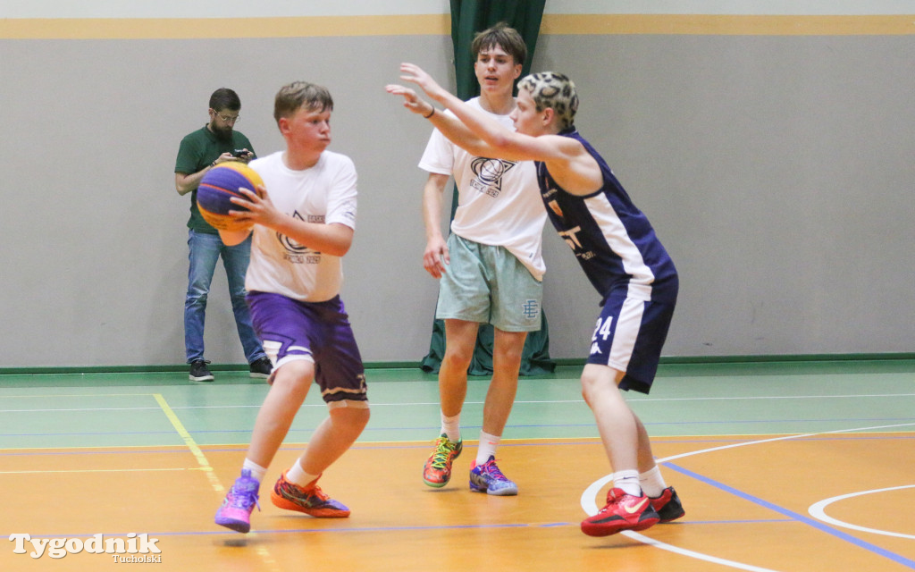 Trio Basket w Tucholi - kilka godzin w hali sportowej rządziła koszykówka.