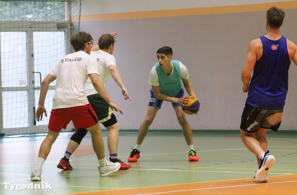 Trio Basket w Tucholi - kilka godzin w hali sportowej rządziła koszykówka.