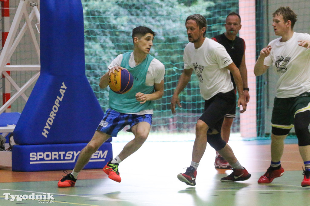 Trio Basket w Tucholi - kilka godzin w hali sportowej rządziła koszykówka.