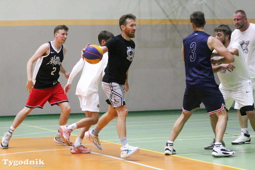 Trio Basket w Tucholi - kilka godzin w hali sportowej rządziła koszykówka.