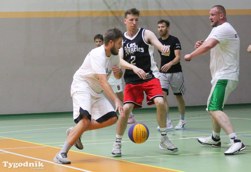 Trio Basket w Tucholi - kilka godzin w hali sportowej rządziła koszykówka.