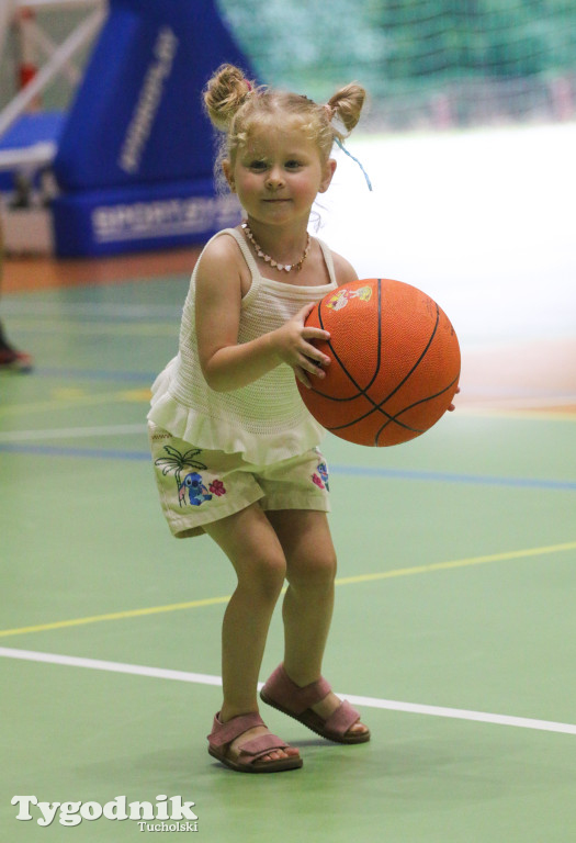 Trio Basket w Tucholi - kilka godzin w hali sportowej rządziła koszykówka.